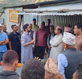 भूकम्प पीडितलाई भेट्न पूर्वगृहमन्त्री लामिछाने बझाङमा