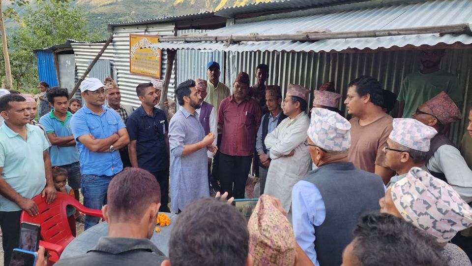 भूकम्प पीडितलाई भेट्न पूर्वगृहमन्त्री लामिछाने बझाङमा