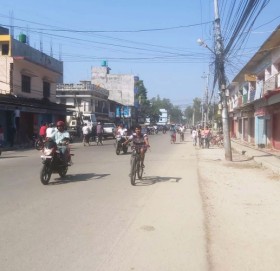 प्रहरीले गोदाममा छापा हानेको भन्दै महेन्द्रनगर बजार बन्द