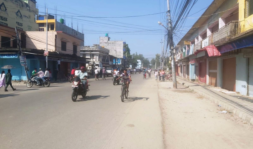 प्रहरीले गोदाममा छापा हानेको भन्दै महेन्द्रनगर बजार बन्द