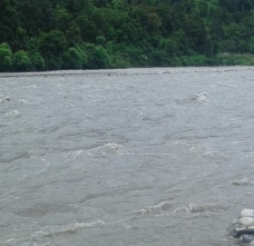 दार्चुलाको चौलानी नदीमा बगेर एक बालक बेपत्ता