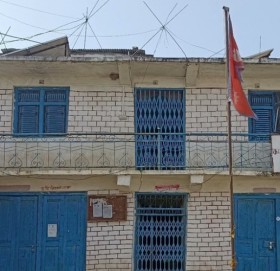 अछामको कमलबजार नगरपालिकामा १० दिनदेखि लगाइएको ताला अझै खुल्न सकेन