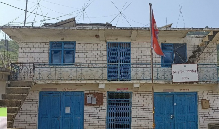 अछामको कमलबजार नगरपालिकामा १० दिनदेखि लगाइएको ताला अझै खुल्न सकेन