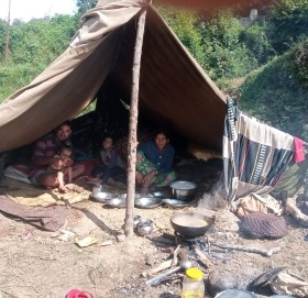 पटक पटक भूकम्पको धक्काले स्थानिय त्रसित, घर छोडेर खुला ठाउँमा