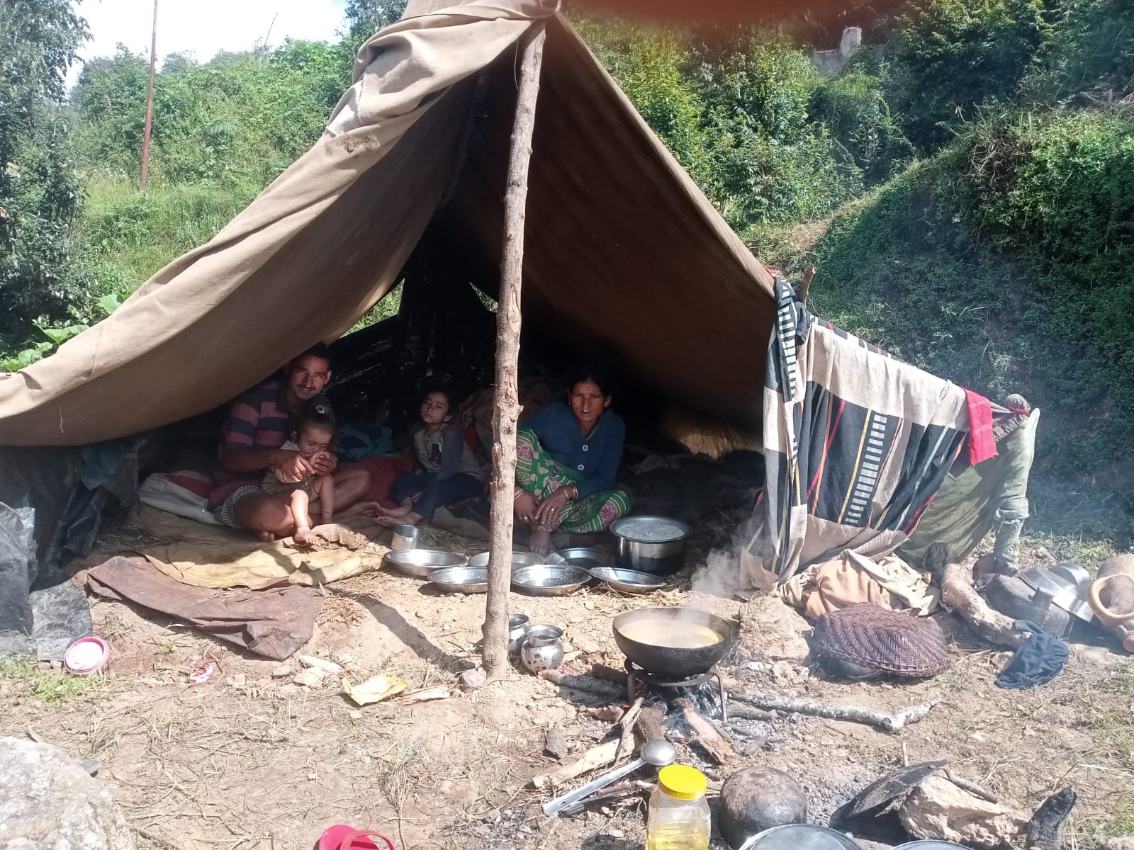 पटक पटक भूकम्पको धक्काले स्थानिय त्रसित, घर छोडेर खुला ठाउँमा