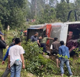सल्यानमा बस दुर्घटना हुँदा दुई जनाको मृत्यु