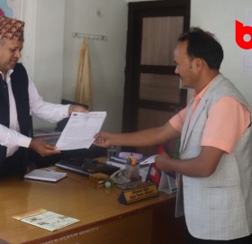 नेकपा एकिकृत समाजवादी बाजुराद्धारा प्रमुख जिल्ला अधिकारी पौडेललाई ५ बुँदे ज्ञापन पत्र