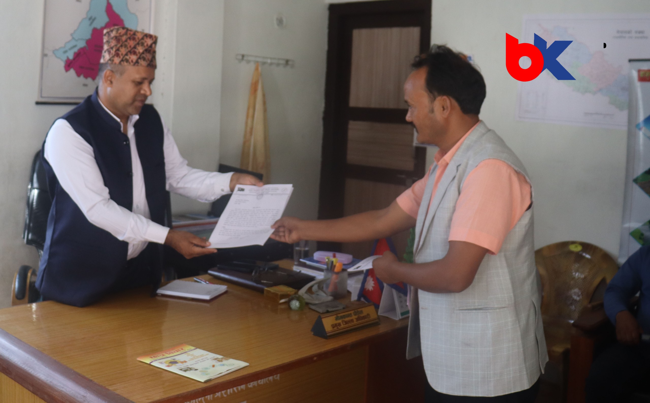 नेकपा एकिकृत समाजवादी बाजुराद्धारा प्रमुख जिल्ला अधिकारी पौडेललाई ५ बुँदे ज्ञापन पत्र