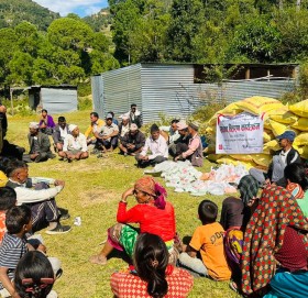 विपन्न तथा भुकम्प पिडीतलाई खाद्यान्न सामाग्री वितरण