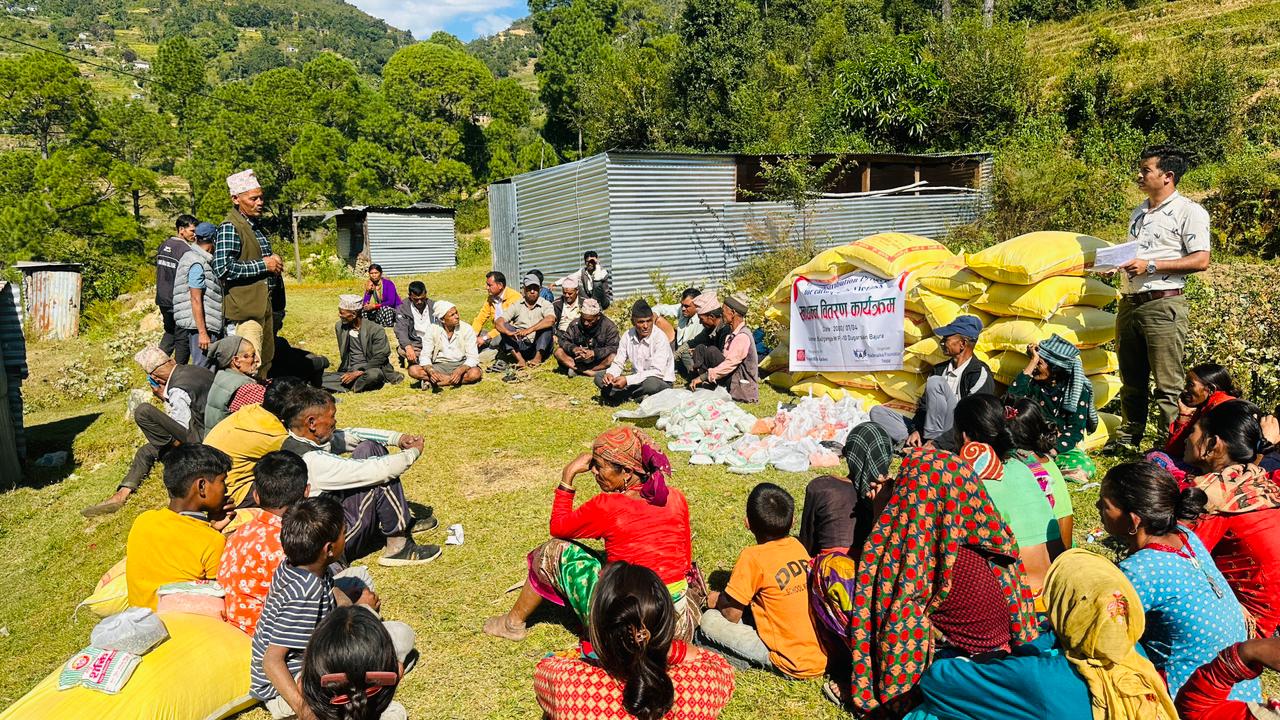 विपन्न तथा भुकम्प पिडीतलाई खाद्यान्न सामाग्री वितरण