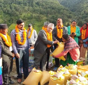 बडिमालिका ७ मा शुभकामना आदान प्रदान संगै बिपन्न परिवारलाई खाध्यान्न सहयोग