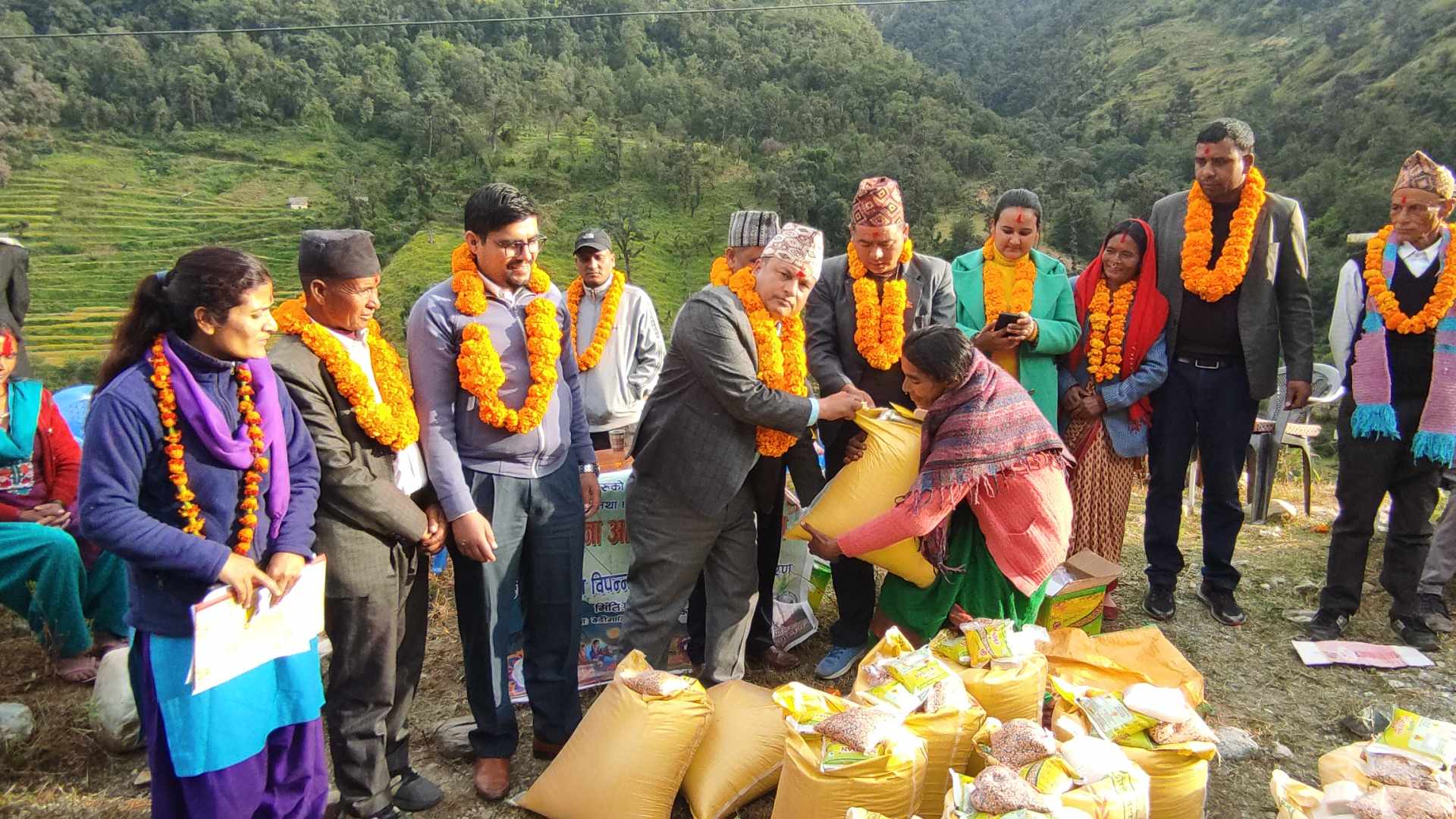 बडिमालिका ७ मा शुभकामना आदान प्रदान संगै बिपन्न परिवारलाई खाध्यान्न सहयोग