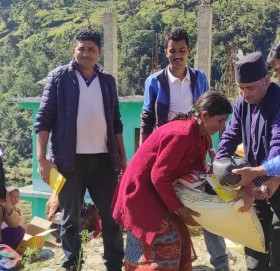 बडीमालिका-७ का ४६ विपन्न तथा भुकम्प पिडीतलाई खाद्यान्न सामाग्री वितरण