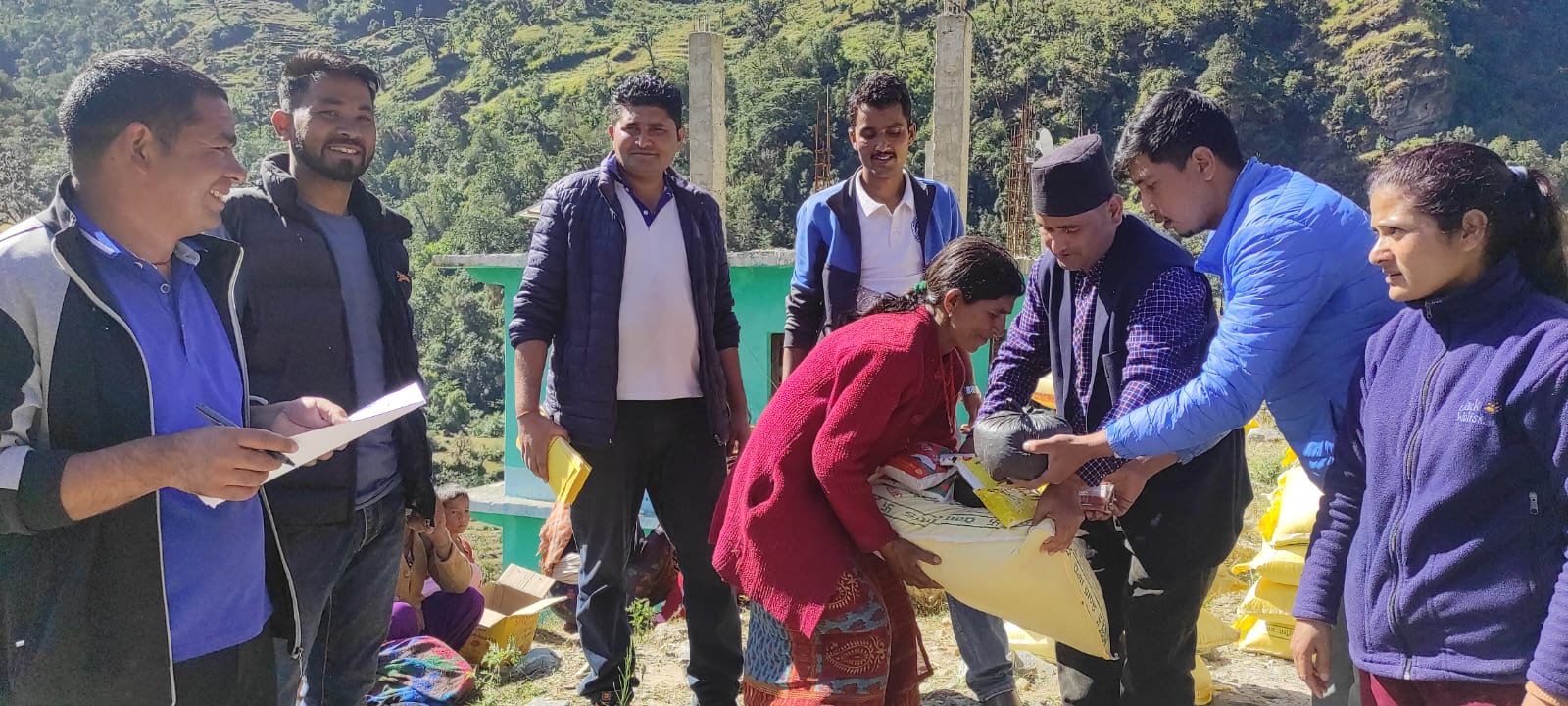 बडीमालिका-७ का ४६ विपन्न तथा भुकम्प पिडीतलाई खाद्यान्न सामाग्री वितरण