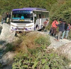 धनगढीबाट बझाङ भित्रिँदै गरेको बस ठूलो दुर्घटना बाट जोगियो