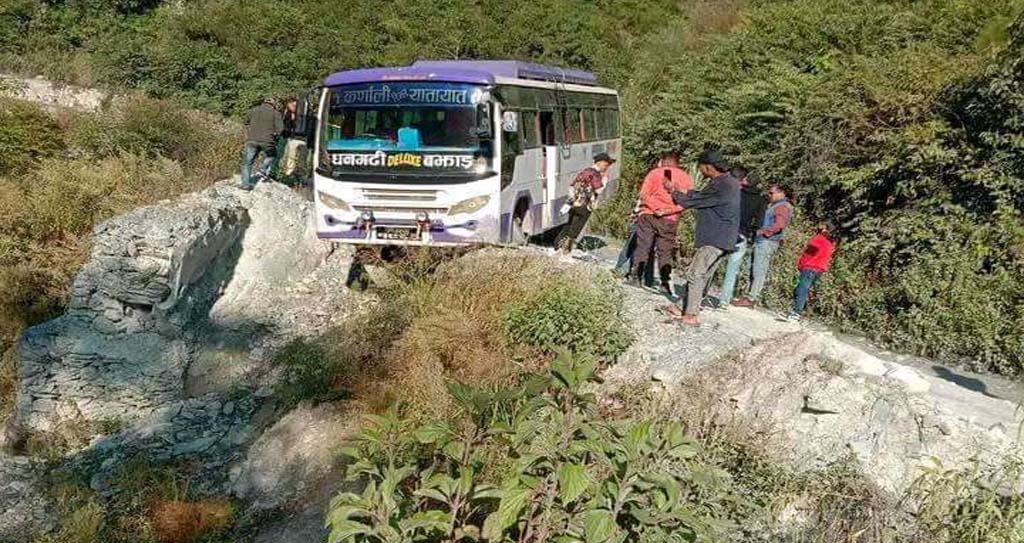 धनगढीबाट बझाङ भित्रिँदै गरेको बस ठूलो दुर्घटना बाट जोगियो
