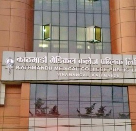 काठमाडौं मेडिकल कलेजमा इन्टर्न डाक्टरमाथि हातपात