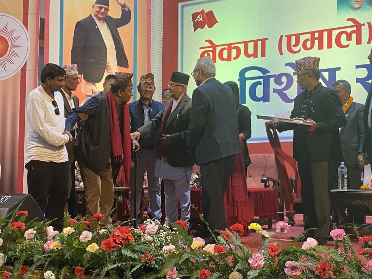 एकीकृत समाजवादीका नेता गुरुङ एमाले प्रवेश,ओलीले गरे स्वागत