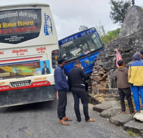 दार्चुलामा दुई यात्रुवाहक बस एक आपसमा ठोक्किए