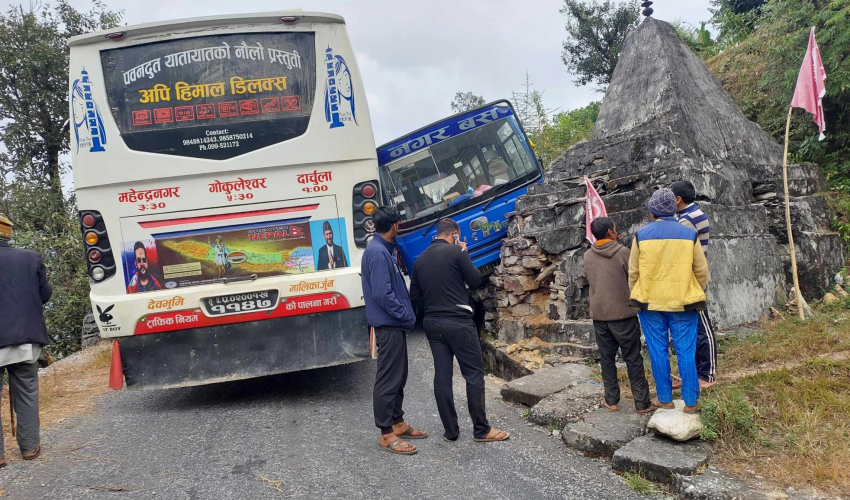 दार्चुलामा दुई यात्रुवाहक बस एक आपसमा ठोक्किए