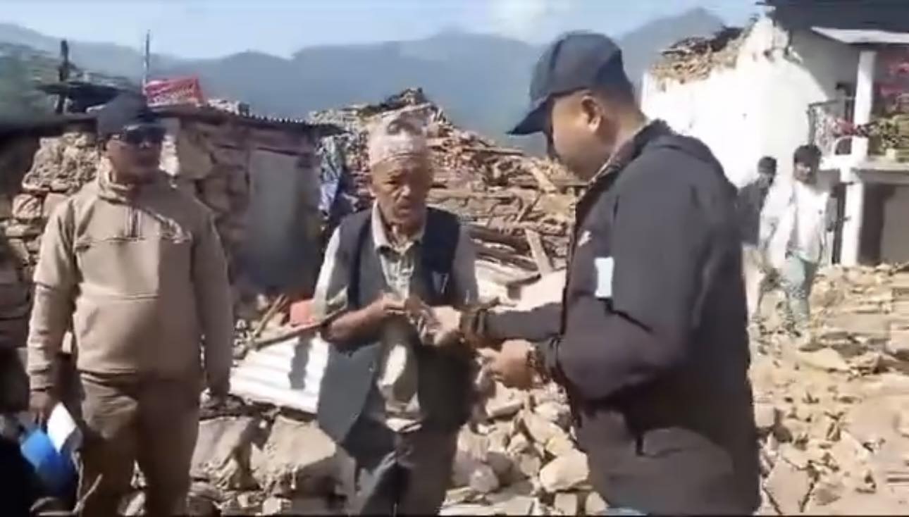 जाजरकोटका भुकम्प पिडितलाइ अमेरिका बाट समाजसेवी कृष्णा गौतमकाे सहयोग