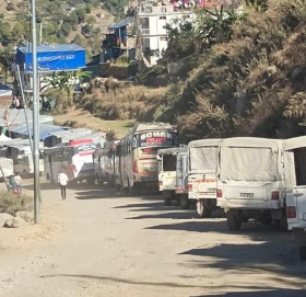 बाजुराका यातायात ब्यबासायी मनाेमानी भाडा असुल्ने, प्रहरी प्रशासन टुलुटुलु हेर्ने