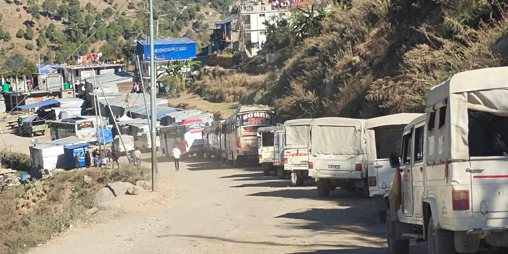 बाजुराका यातायात ब्यबासायी मनाेमानी भाडा असुल्ने, प्रहरी प्रशासन टुलुटुलु हेर्ने