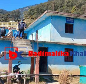 भुकम्पले चौकीको भवन भत्किएपछि विद्यालयको छात्रावासमा बस्दै आटिचौर प्रहरी