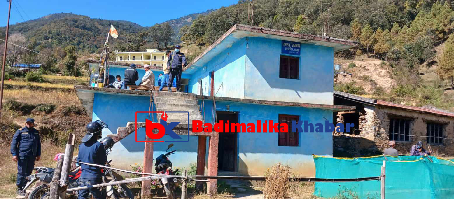 भुकम्पले चौकीको भवन भत्किएपछि विद्यालयको छात्रावासमा बस्दै आटिचौर प्रहरी