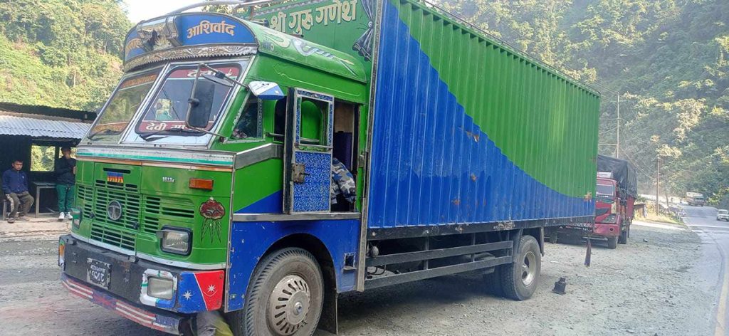 रुकुम पश्चिममा सशस्त्रले पठायो १० हजार ७०० टेन्टसहितका कन्टेनर