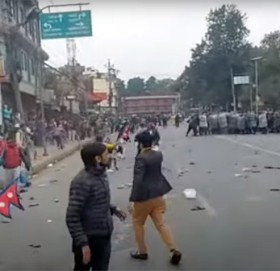 गौशालामा दुर्गा प्रसाईं समूहको प्रदर्शन, प्रहरीले गर्‍यो लाठी चार्ज
