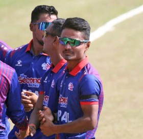 भूकम्पको क्षतिको शोकमा नेपाली क्रिकेटरले गरे मौनधारण, कालोपट्टी बाँधेर मैदानमा