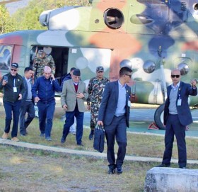 भूकम्प प्रभावित क्षेत्र पुगेका प्रधानमन्त्रीले भने : भोलिदेखि राहत र पुनर्स्थापनामा लाग्छौं