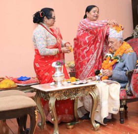 राष्ट्रपति पौडेलले बहिनीहरुबाट लगाए भाइटीका