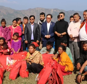 मन्त्री किरातीद्वारा चेपाङ समुदायलाई न्यानो कपडा वितरण