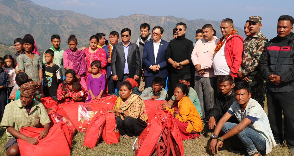 मन्त्री किरातीद्वारा चेपाङ समुदायलाई न्यानो कपडा वितरण