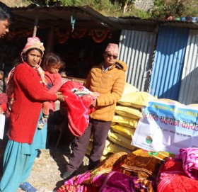 बाजुराका  भुकम्पबाट पिडीत  १ सय ६ परिवारलाइ राहत वितरण