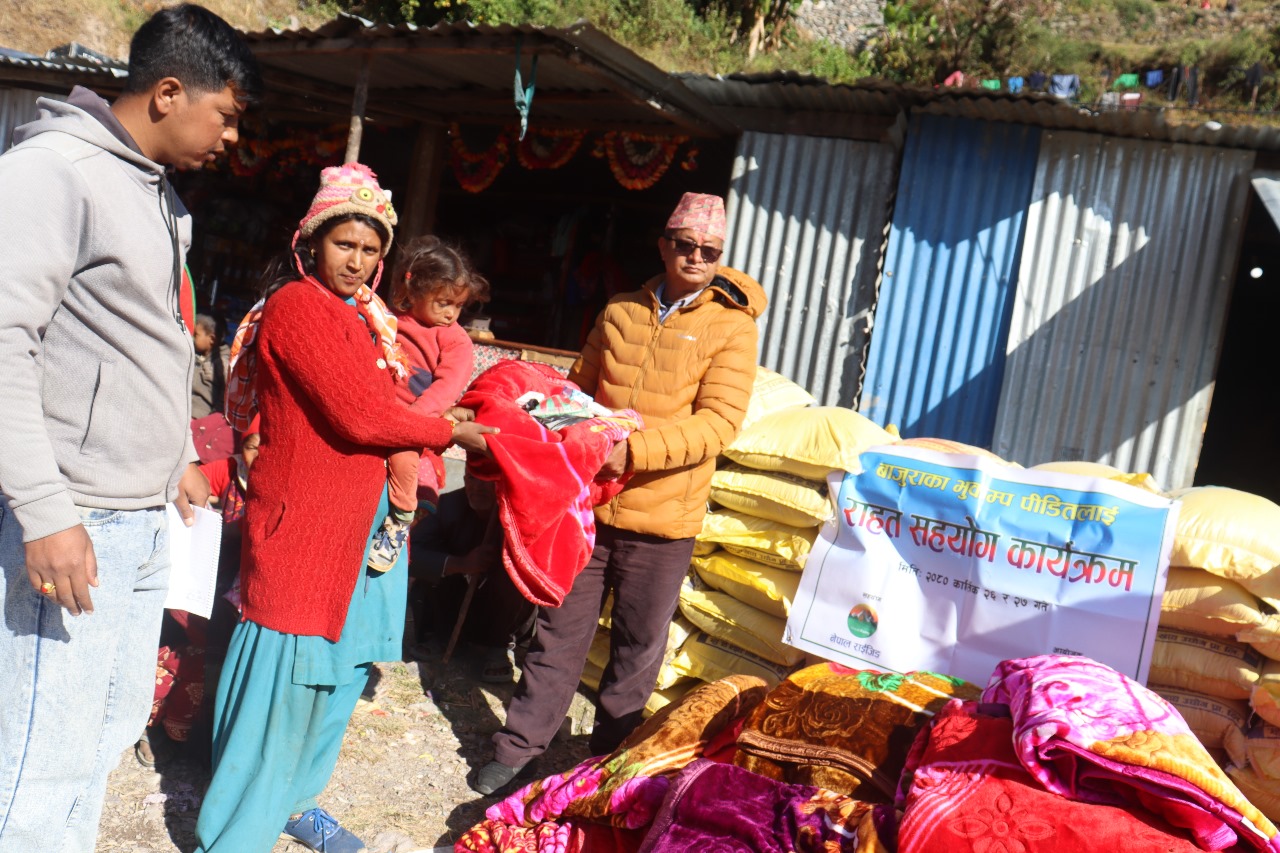 बाजुराका  भुकम्पबाट पिडीत  १ सय ६ परिवारलाइ राहत वितरण