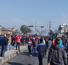 सिंहदरबार घेर्न हिँडेका दुर्गा प्रसाईँ समूहमाथि अश्रुग्यास प्रहार, स्थिति तनावग्रस्त