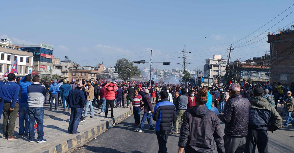 सिंहदरबार घेर्न हिँडेका दुर्गा प्रसाईँ समूहमाथि अश्रुग्यास प्रहार, स्थिति तनावग्रस्त