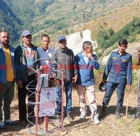 बाजुराको बजेडी गाउँमा पहिरो पुर्व सुचना प्रणाली मेशीन जडान