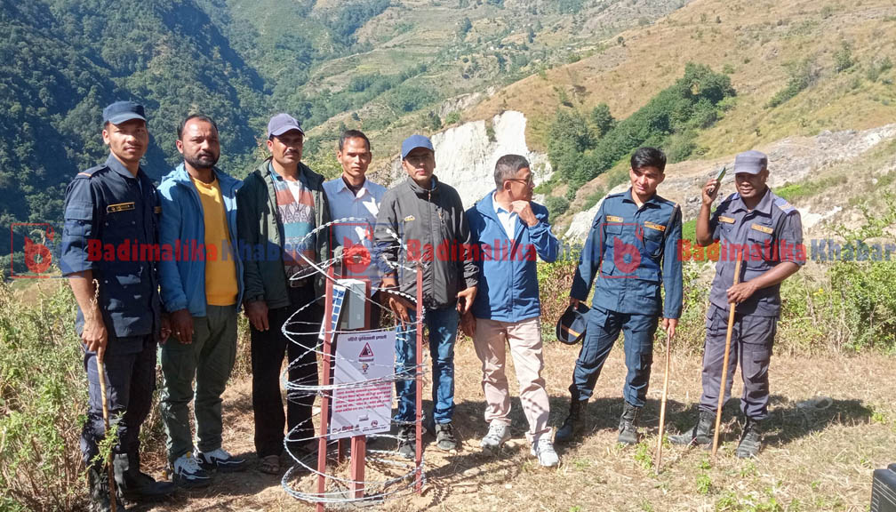 बाजुराको बजेडी गाउँमा पहिरो पुर्व सुचना प्रणाली मेशीन जडान