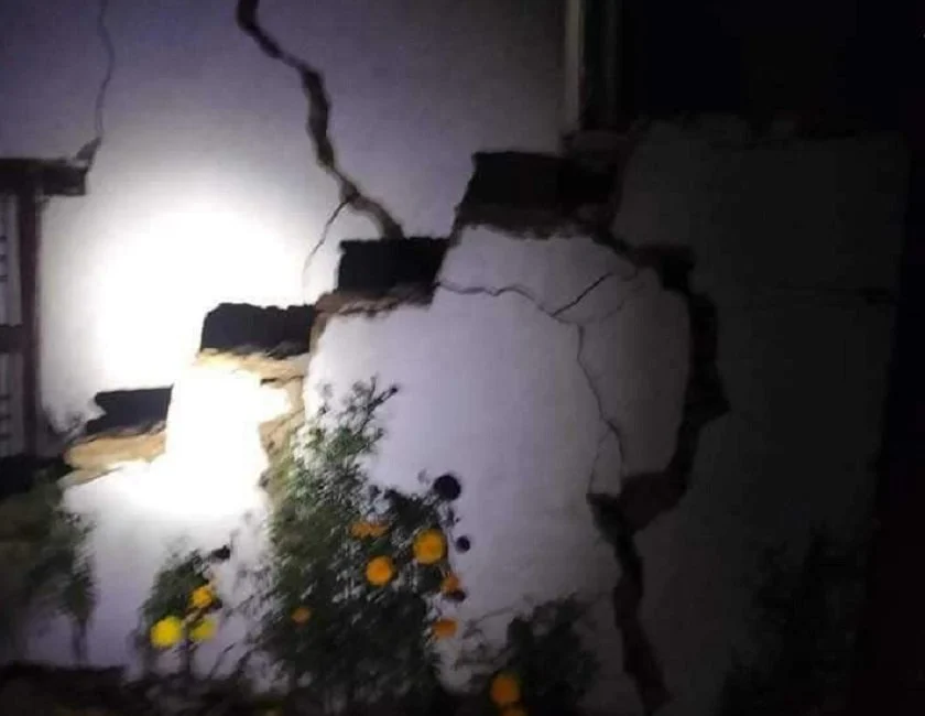 १६ जना स्वास्थ्यकर्मीको टोलीसहित प्रधानमन्त्री प्रचण्ड भूकम्प प्रभावित क्षेत्रतर्फ लागे