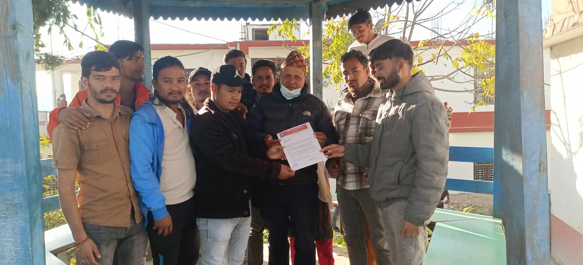 युवा संघ बाजुराद्धाराले बुझायो प्रशासन कार्यालय बाजुरामा ध्यानाकर्षण पत्र