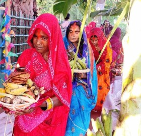 आज सूर्यको पूजा आराधना गरी छठ मनाइदै