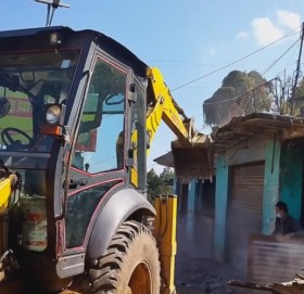 डडेल्धुरामा मापदण्ड विपरीतका भौतिक संरचना भत्काउन सुरु