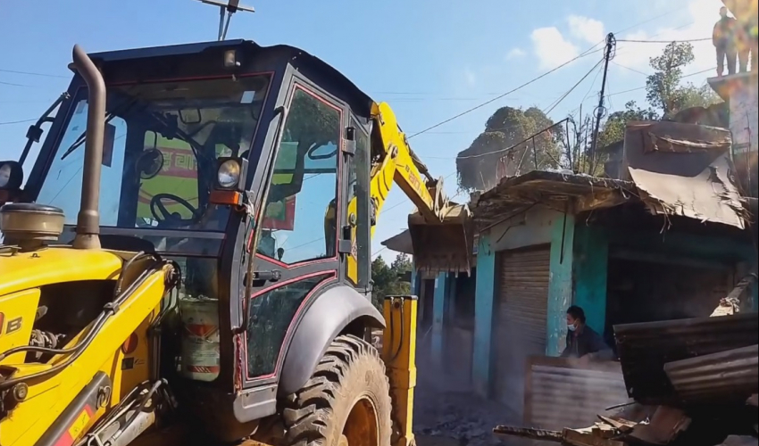 डडेल्धुरामा मापदण्ड विपरीतका भौतिक संरचना भत्काउन सुरु