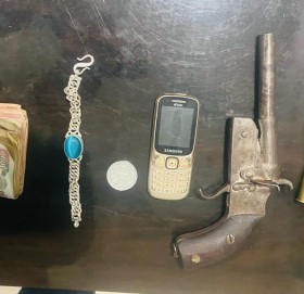 फरार हुन खोजेपछि प्रहरीले चलायो गोली, दुई जना घाइते