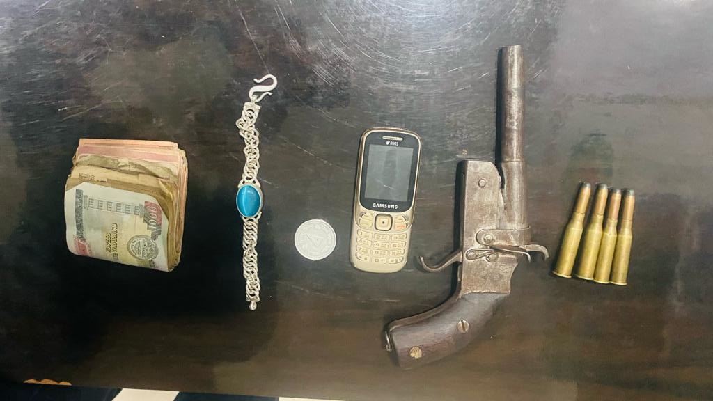 फरार हुन खोजेपछि प्रहरीले चलायो गोली, दुई जना घाइते