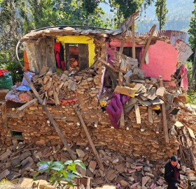 काँग्रेस खप्तड छेडेदह गाउँकार्य समितिद्वारा जाजरकाेटका भुकम्प पिडितलाई आर्थिक सहयाेग